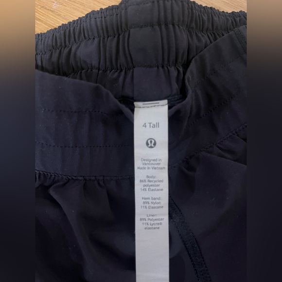 Lululemon black size 4 hotty hot shorts 4 inches - Picture 3 of 7